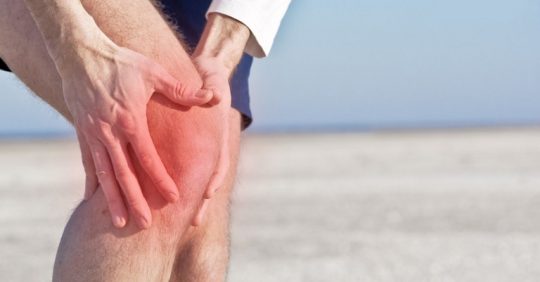 Viêm khớp và bệnh gout khác nhau về nguyên nhân