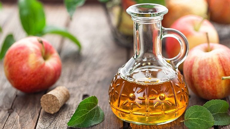 Chữa bệnh gout tại nhà bằng giấm táo cũng là cách phổ biến Chữa bệnh gout tại nhà bằng giấm táo cũng là cách phổ biến