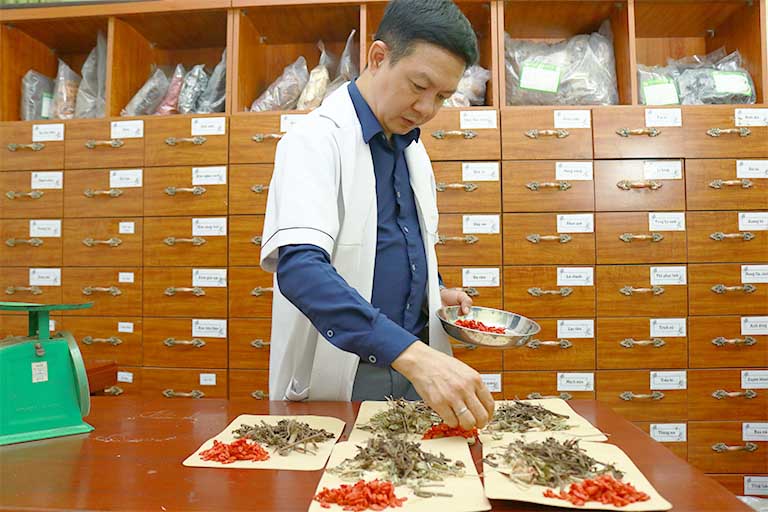 Lương y Tuấn nghiên cứu hoàn thiện bài thuốc