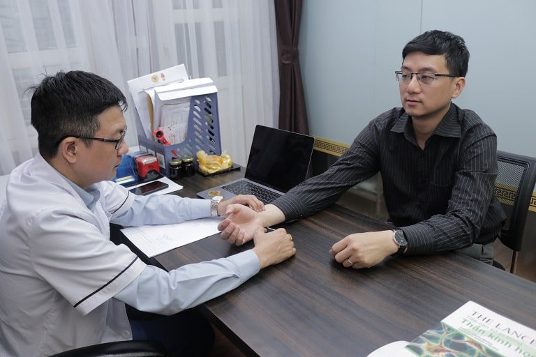 Bác sĩ bắt mạch thăm khám miễn phí