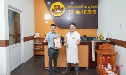 Lương y Nguyễn Tùng Lâm (bên phải) người thầy thuốc có tâm có tầm