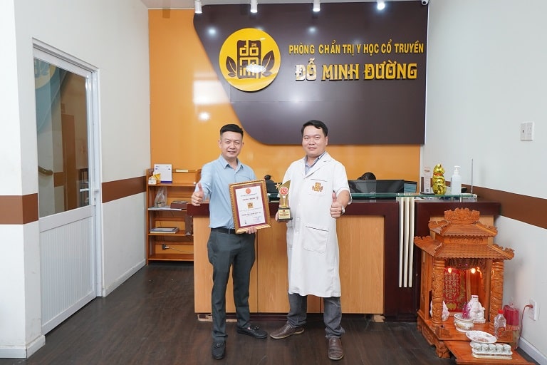 Lương y Nguyễn Tùng Lâm (bên phải) người thầy thuốc có tâm có tầm