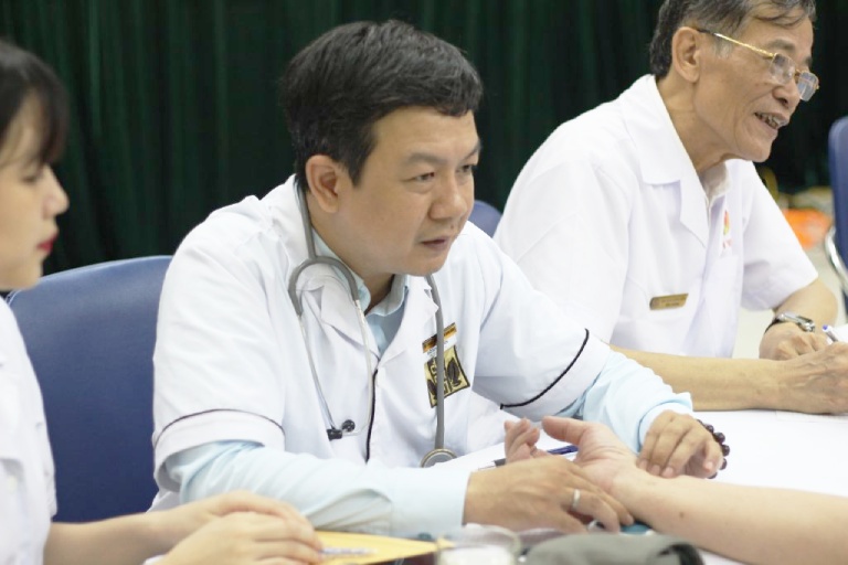 Lương y Đỗ Minh Tuấn khám bệnh từ thiện cho bà con nghèo